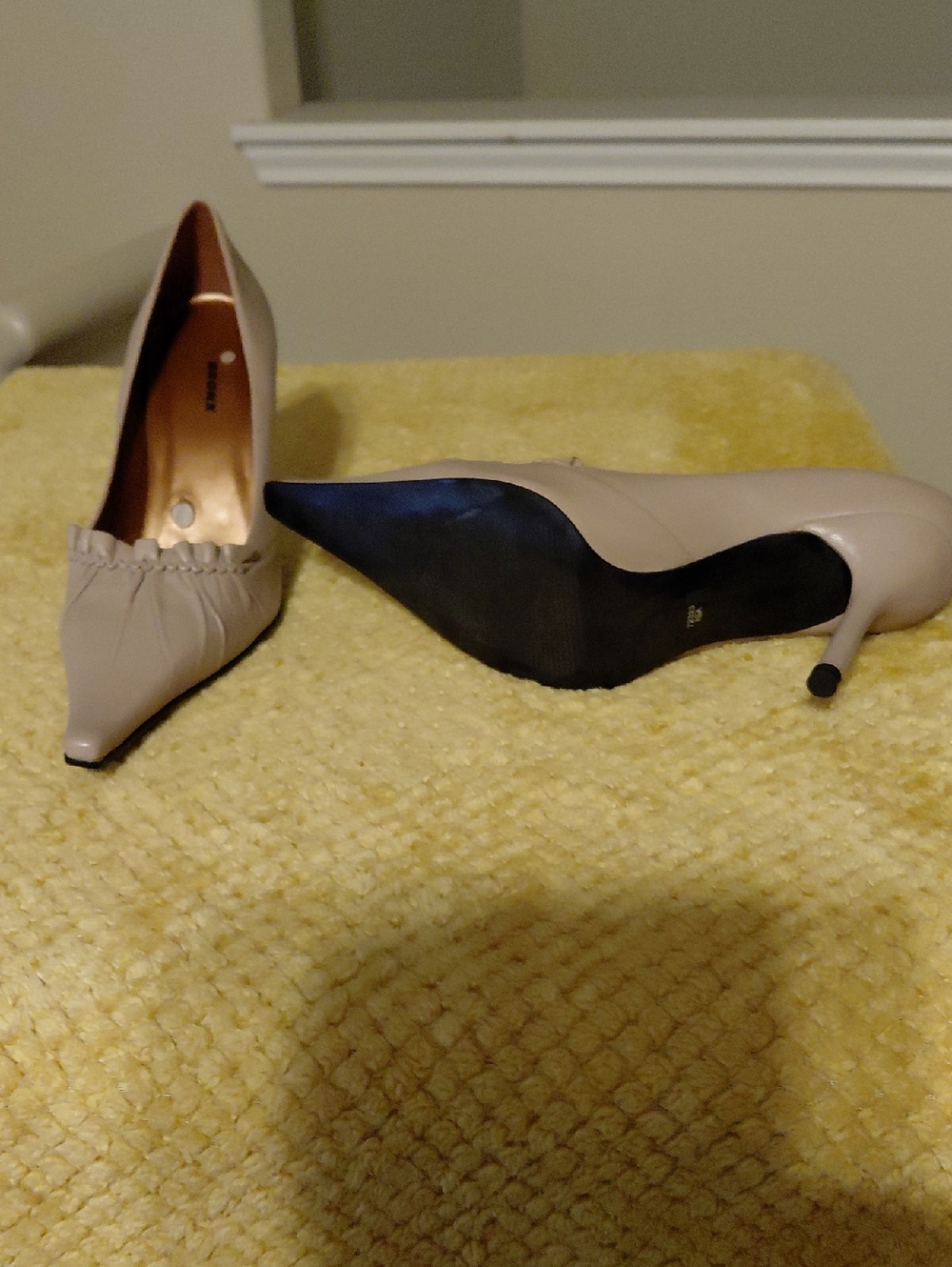Elegant Pointed-Toe Women's 3inch Pumps in Beige Size 39/8.